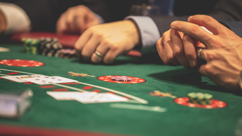 Quer dominar o poker? Thiago Signorelli Viana mostra as diferenças entre Texas Hold’em, Omaha e outros jogos.
