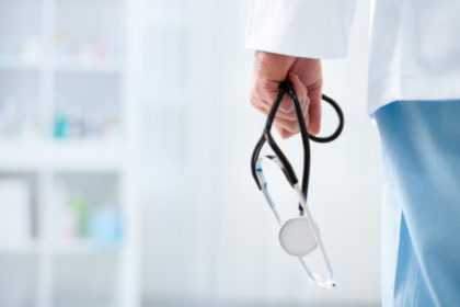 Lawrence Aseba Tipo explora como uma gestão hospitalar eficiente pode otimizar recursos e reduzir custos no SUS, promovendo qualidade no atendimento.