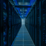 Fileiras de servidores em um data center brasileiro com iluminação azul e infraestrutura tecnológica.