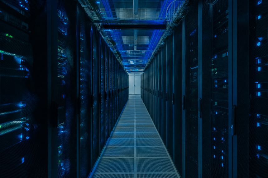 Fileiras de servidores em um data center brasileiro com iluminação azul e infraestrutura tecnológica.
